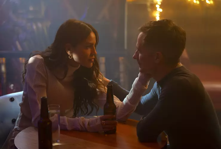 Irasema (Eiza González) y Esteban Osuna (Gael García Bernal) serie La Maquina de Disney+