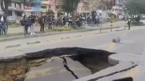 Bogotá: Socavón aparece de forma repentina en calle de Suba y causa alerta entre vecinos