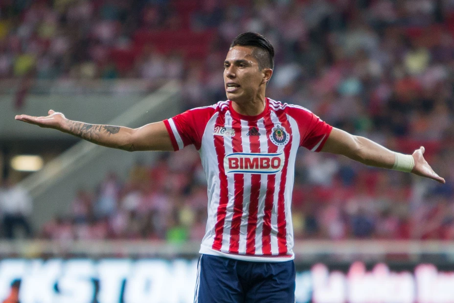 Carlos Salcedo jugando con las Chivas en la Liga BBVA MX