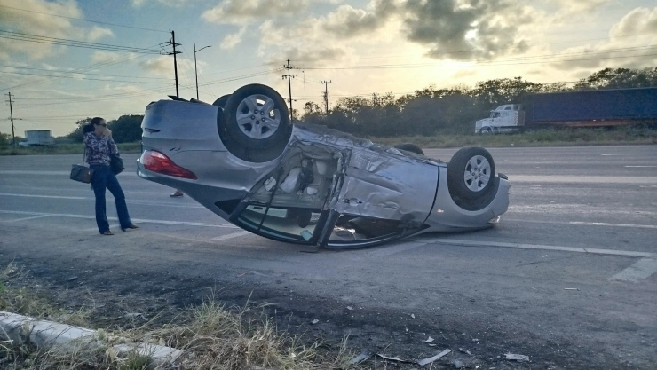 Auto termina volcado tras FUERTE ACCIDENTE en carretera Mérida - Progreso; hay un lesionado