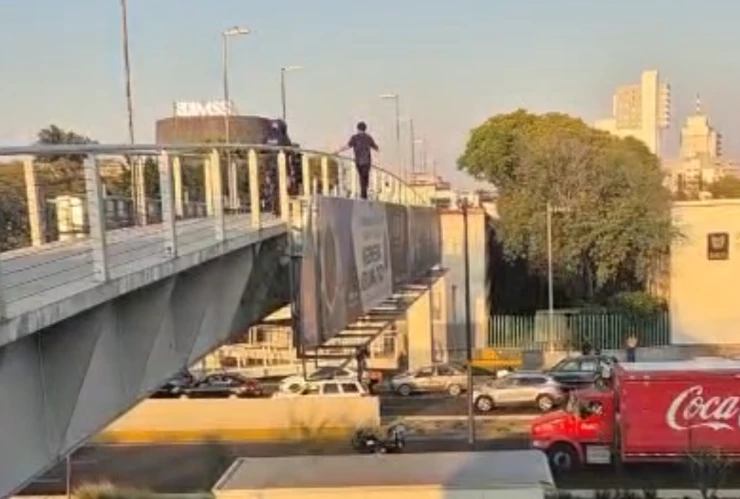 Presencia de un hombre en presunta situación de riesgo sobre el puente peatonal