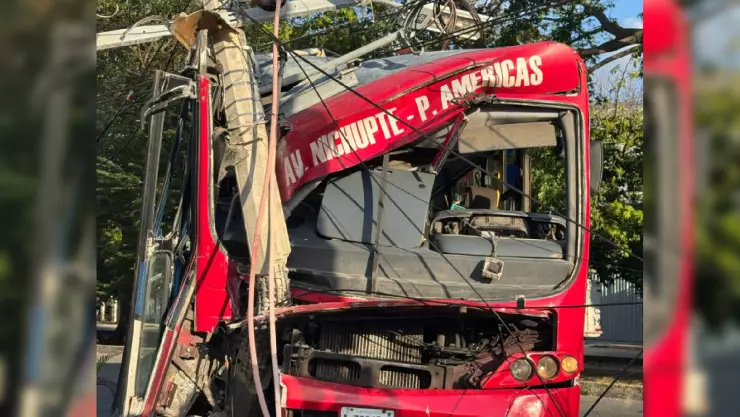 Anuncian cierre de circulación en Av. Nichupté por accidente vehicular en Cancún HOY viernes 28 de marzo.jpg