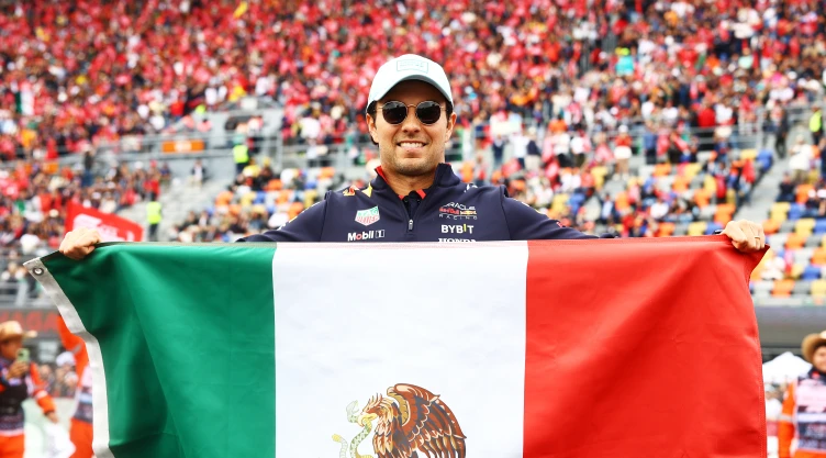 Checo Pérez con la bandera mexicana en el Autódromo Hermanos Rodríguez