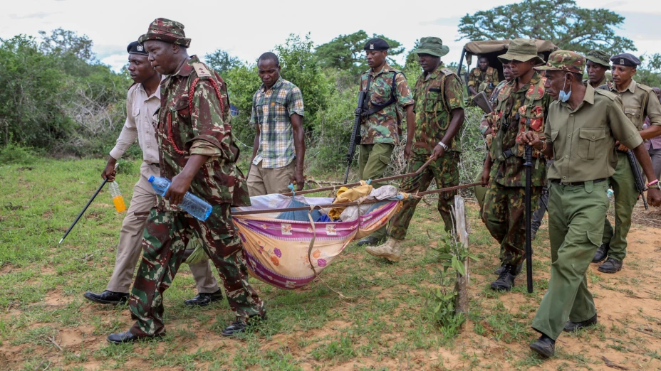 Cadáveres exhumados de una secta religiosa en Kenia