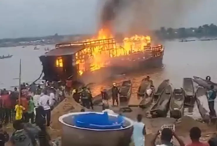 barco incendiado