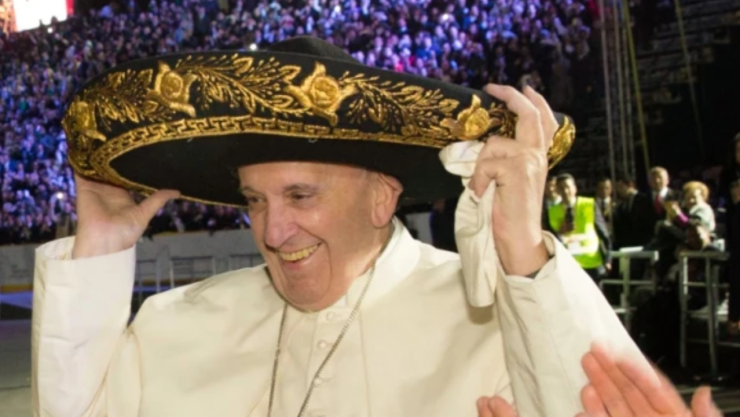 Papa Francisco usando un sombrero de mariachi en su visita a México de 2016