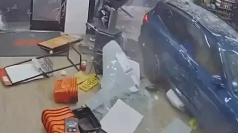 VIDEO VIRAL: Conductor confunde freno con acelerador y destroza una ferretería en California