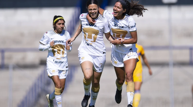 Stephanie Ribeiro y Aerial Chavarin festejan gol con Pumas Femenil
