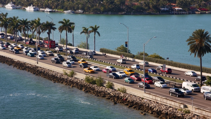 Fila de autos en puente de Miami, Florida
