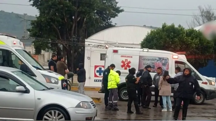 Aparatoso accidente contra poste dejó caos en la carretera federal Puebla-Tehuacán