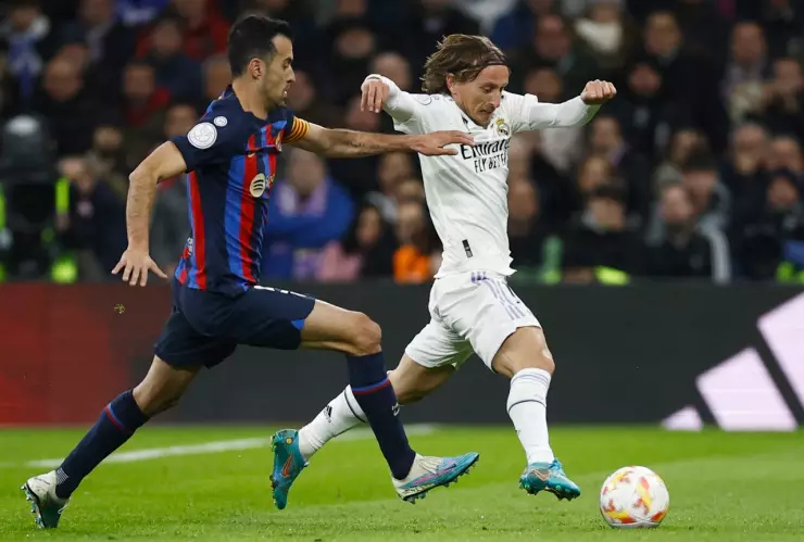 Busquets y Modric disputan el balón en la Copa del Rey Real Madrid vs Barcelona