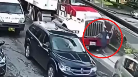 VIDEO Por ir distraída en el celular, mujer es atropellada por camión