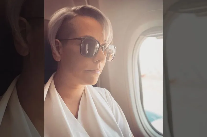 Karla en avión.jpg