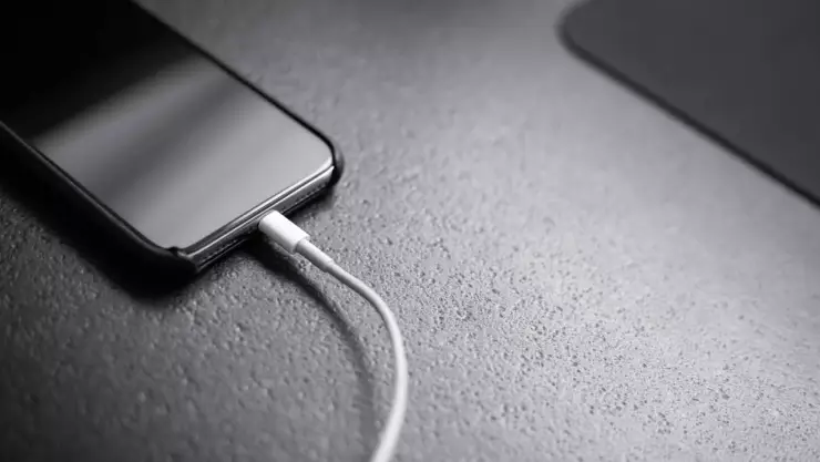 Niña muere electrocutada mientras cargaba su teléfono