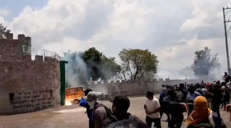Normalistas Ayotzinapa vandalizan zona militar Guerrer