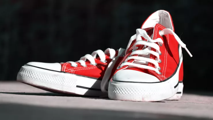 ¿Por qué usuarios de TikTok ponen los zapatos en forma de cruz antes de dormir?