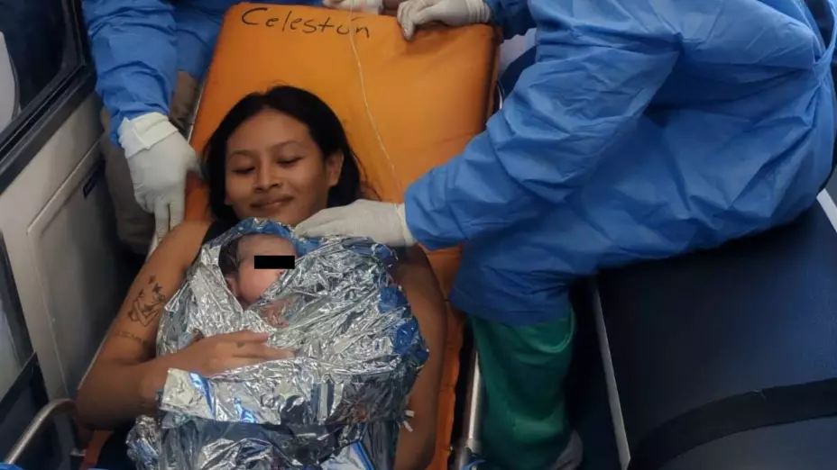 Da a luz a su bebé en una ambulancia y el hecho se viraliz