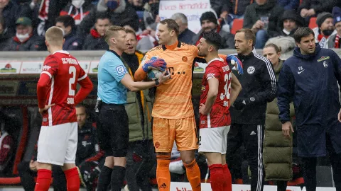 Manuel Neuer ante el Friburgo