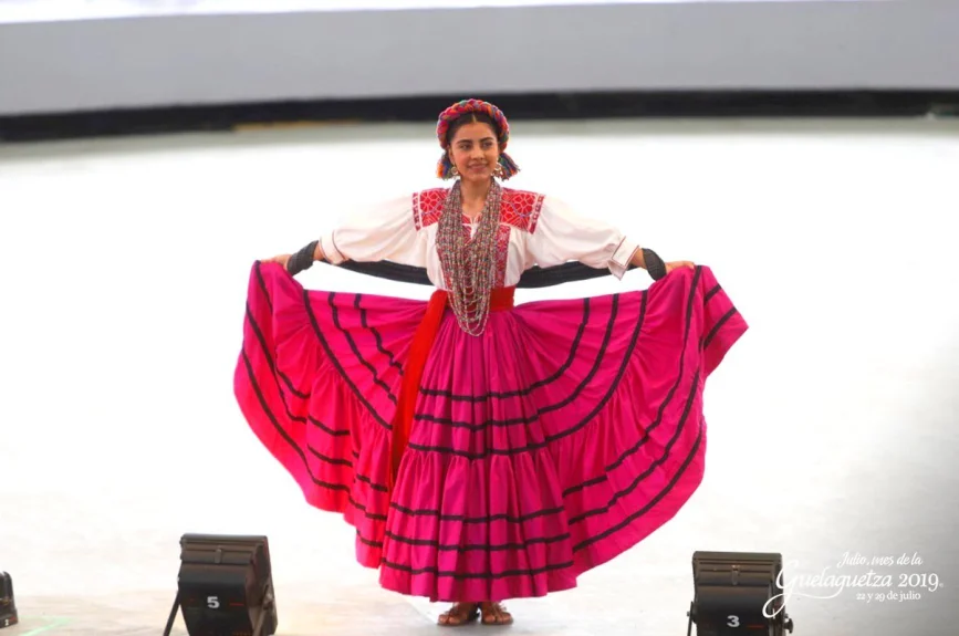 Inicia el primer Lunes del Cerro con la presentación vespertina de la Guelaguetza 2019.
