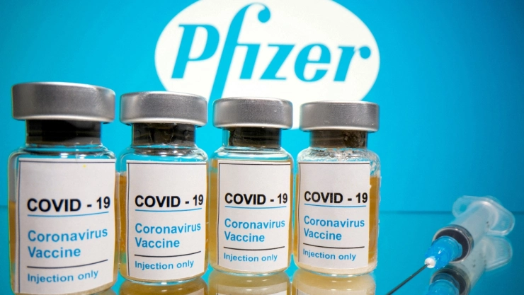 Pfizer estudia recortar costes por baja demanda en productos contra COVID-19