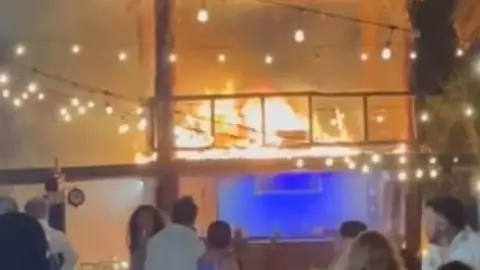 Yucatán_ Pirotecnia quema palapa en boda en Telchac Puerto; video.jpg
