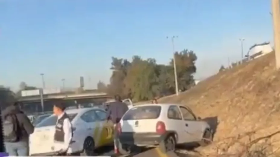 ¡Tráfico en Lázaro Cárdenas! Vehículo cae en sentido contrario sobre los carriles centrales