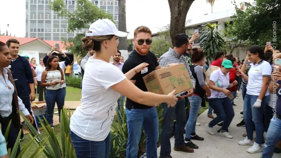 Canelo ayudando en el temblor del 2017.jpg