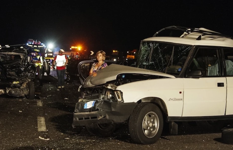 Un empleado de la fiscalía local llegó a la escena del desastre para comenzar la investigación sobre las causas del accidente