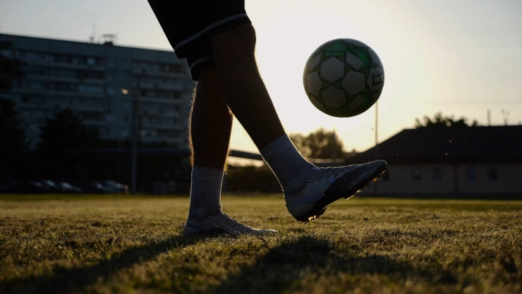 Jugador controla la pelota