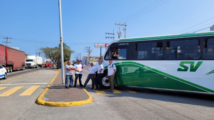 Transportistas bloquean avenida en Boca del Rio