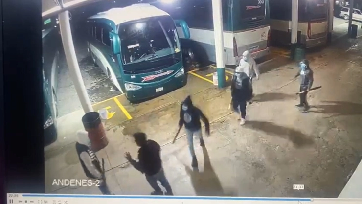 Cámara captó el daño a unidades en una central de autobuses.