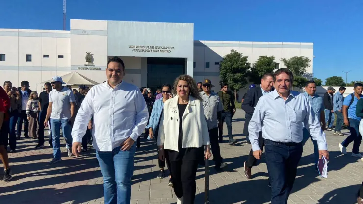 Héctor Melesio Cuén Díaz, Angélica Díaz de Cuén y Héctor Melesio Cuén Ojeda, saliendo de la sede de Justicia Penal tras audiencia