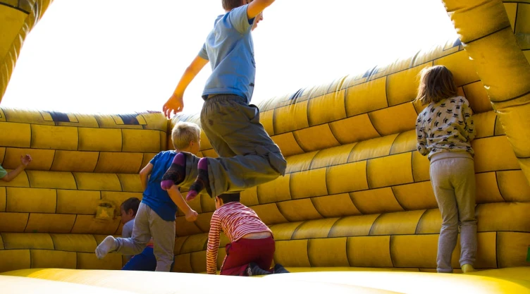 Pequeños brincando y jugando en un inefable celebrando el Día del Niño.