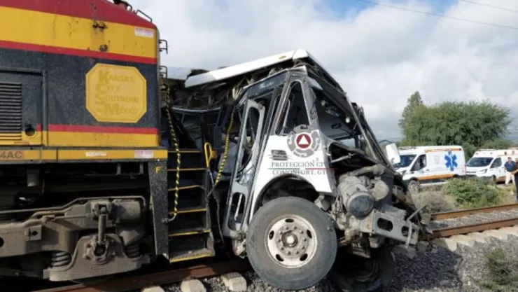 Tren choca camión de pasajeros y deja al menos 5 muertos en Guanajuato.jpg