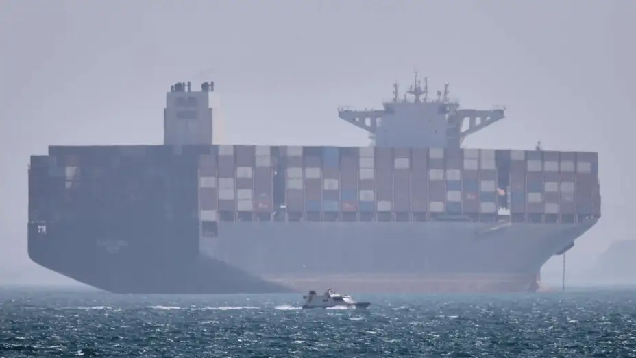 Barco portacontenedores fondeado en el estrecho de Ormuz.