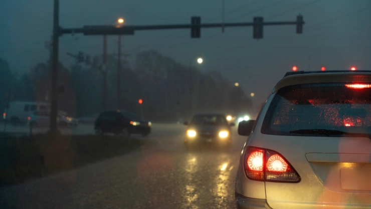 Coches circulando de noche en medio de la lluvia