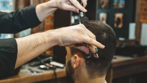 Delincuente deja que le corten el cabello y después asalta estética