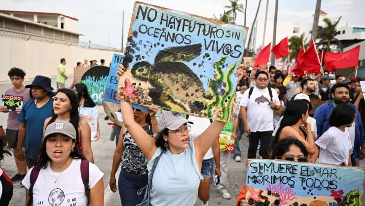 Derrame de petróleo en playas de Veracruz: Protestan por indiferencia de Rocío Nahle