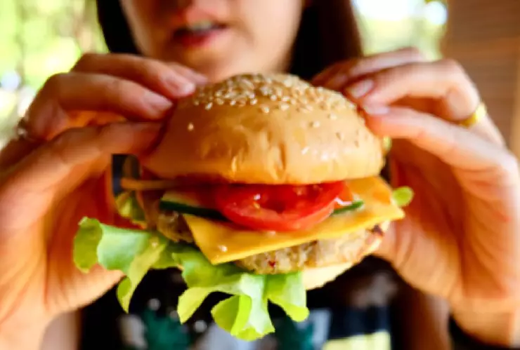 Cómo comer una hamburguesa correctamente
