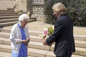 La reina recuerda al príncipe Felipe en su cumpleaños 100 con una rosa especial