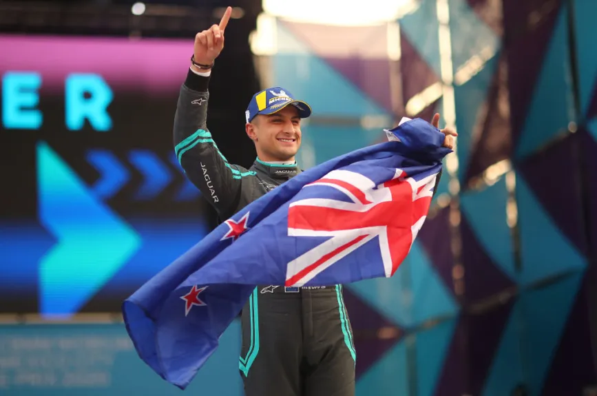 El Neozelandés, Mitch Evans se mantuvo a la cabeza después de 45 minutos de carrera durante el E-Prix de la Fórmula E 2020.