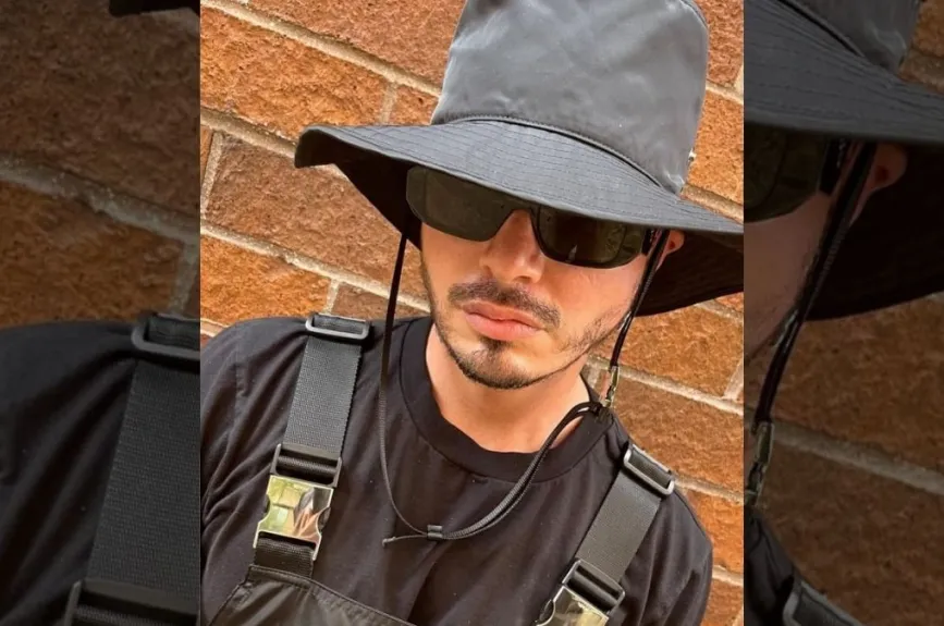 J Balvin con lentes.jpg