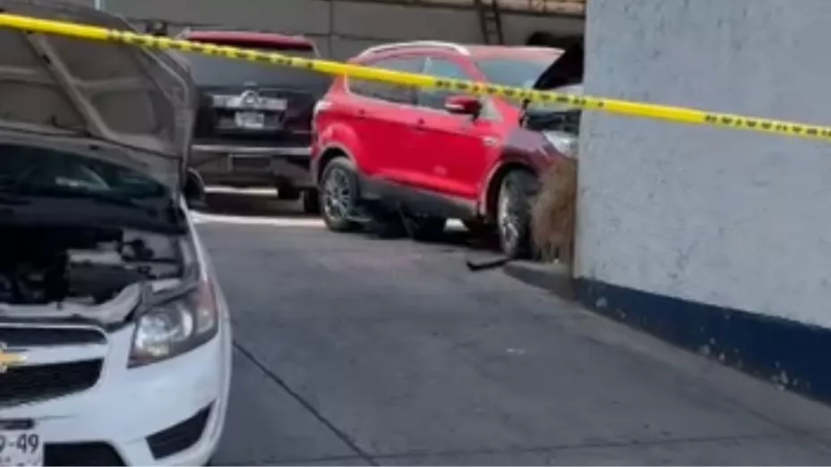 ÚLTIMA HORA | Vehículo cae sobre un hombre al interior de un taller mecánico en la colonia Santa Tere