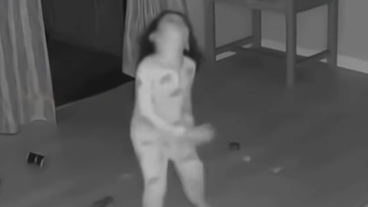 Niña poseída se eleva por el aire y da una voltereta.png