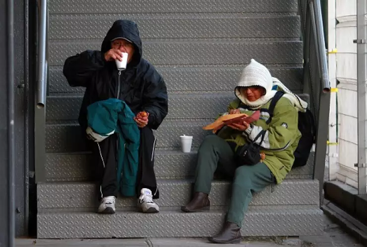 Capitalinos mitigan el frío con atole y tamales calientes.