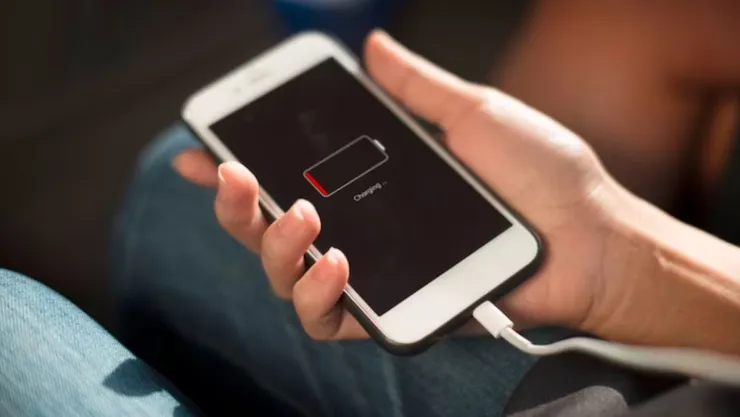 Cómo cargar el celular cuando no tienes cargador o enchufe