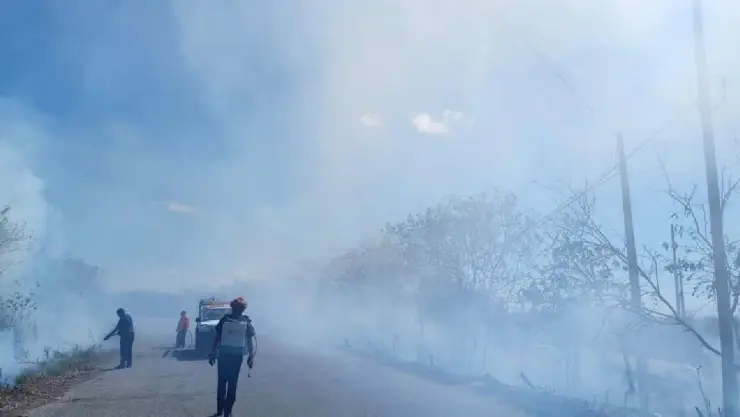 Reportan incendio forestal en antigua carretera Tekat Conkal
