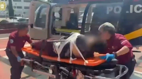 Hombre empalado por varilla