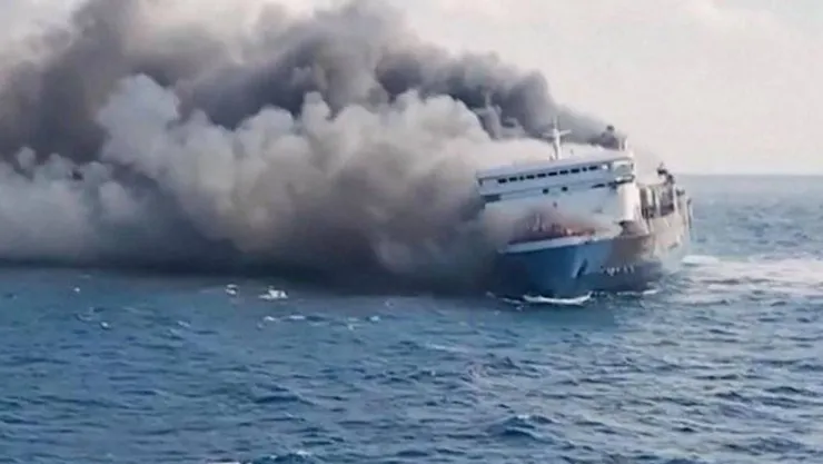 VIDEO: Incendio desató pánico entre pasajeros en ferry; hay 5 muertos y 41 desaparecidos frente a la isla de Madura, Indonesia