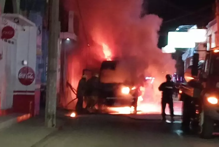 FOTOS: Camioneta termina INCENDIADA por un cortocircuito en Ticul; había 10 pasajeros a bordo